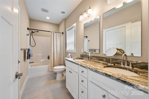 $425,000 / 3br - 1526ft2 - 63 Leyland Circle (Hendersonville)64029208235010123