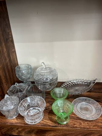 A lot of glass bowls and objects 1