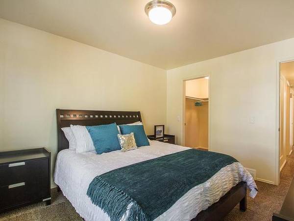 $1,449 / 2br - 864ft2 - Easy Freeway Access, Responsive Maintenance Team, Window Coverings63969050661379124