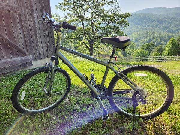 Cannondale Bicycle Comfort 400 Bike 24 Speeds SMALL Frame 1