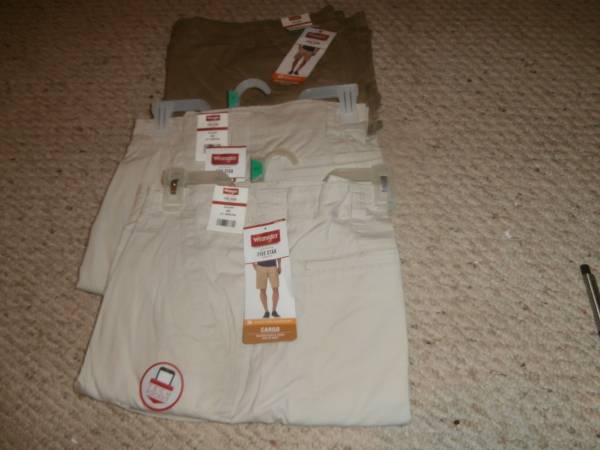 WRANGLER  RELAX FIT CARGO SHORTS  42" WAIST 1