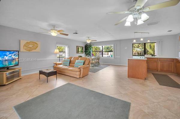 $3,450 / 3br - LARGE HOME WITH HALF ACRE AND A BEAUTIFUL POOL (FORT PIERCE)63799684823425123