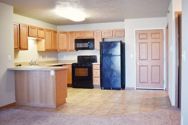 $1,120 / 2br - 980ft2 - In-Unit Laundry, Free Wi-Fi, Garage Included (2820 5th Street Northwest, Minot, ND)63696850159875121