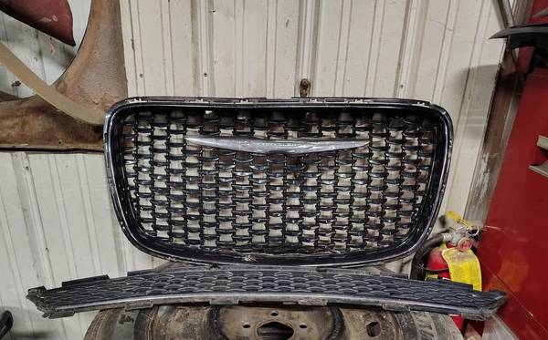 2015 Chrysler 300S Grill 1