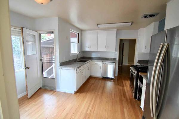 $1,230 / 1br - 700ft2 - Apartamento remodelado en edificio clásico 1x1-@@@Central Belmont@@@ (belmont)64023717688066121