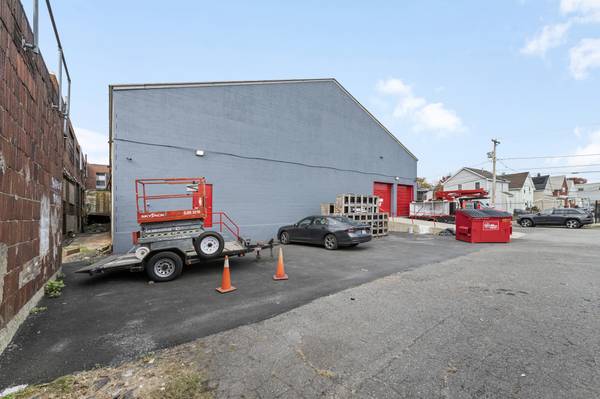 $9,500 / 9100ft2 - ESPACIO DE GARAJE / Espacio de almacén !! (Everett / Bow Street)63611897224833123