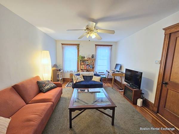 $2,200 / 1br - ♦ BEAUTIFUL SUNNY SPACIOUS TOP FLOOR 1 BEDROOM NEAR UNION SQ! (Somerville - Union Sq)63996258583299120