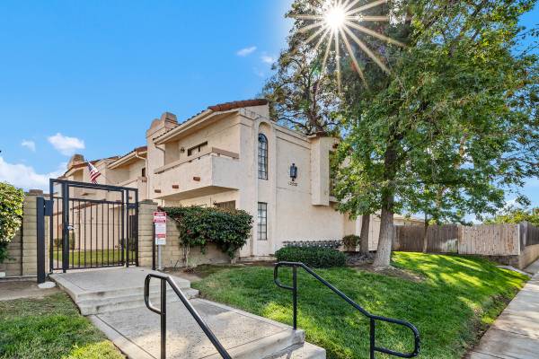 $449,000 / 2br - 1024ft2 - ***Even Better Buy Now!  2BR 1.5BA Lakeside Townhome  $449,000*** (Lakeside)64196505181314120