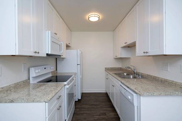 $2,095 / 1br - 650ft2 - *OPEN HOUSE: 9/27 10AM-12PM* 1 BR with Parking just 1 Block from Ocean (Imperial Beach)63865592923905123