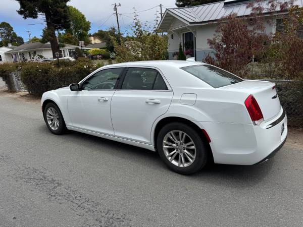 2017 Chrysler 300 – 75K millas – RWD – Blanco/Cuero Negro - $11,800 (santa cruz)63470230110083122