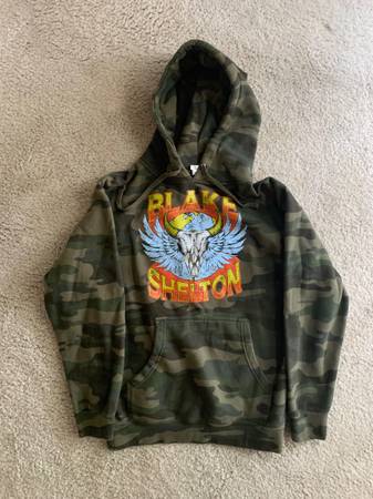 BLAKE SHELTON CONCIERTO CAMUFLAJE SUDADERA CON CAPUCHA TALLA PEQUEÑA PARA ADULTOS** - $40 (los gatos)63471479131137121