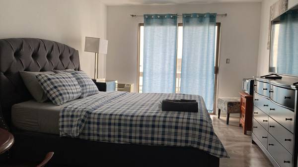 $700 / 1br - Weekly furnished studio Apt with WiFi and AC (Beverly Hills)63998005138178120