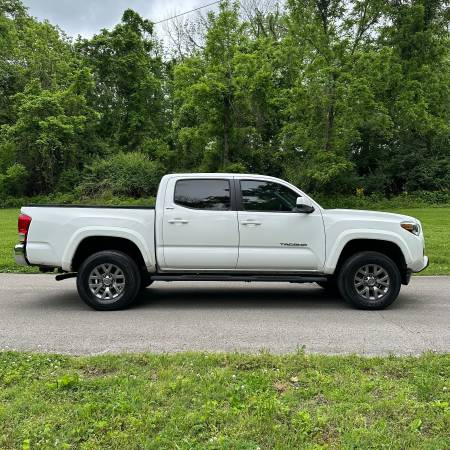 2017 Toyota Tacoma Sr5 - $25,900 (Nashville)63621650334081124
