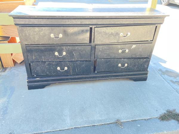 Free Dresser (62"x32"x18")