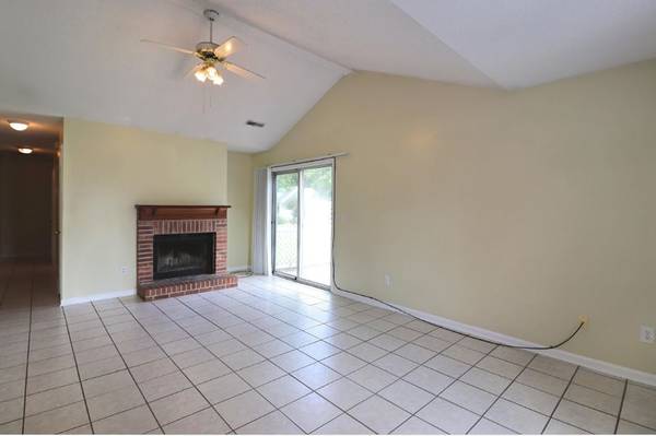 $2,300 / 3br - 1100ft2 - Corner Lot Three Bedroom Available Now!64016105558531121