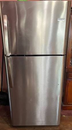 Frigidaire Refrigerator- 100% functional - Ready for transport - Kitchen Freezer 1