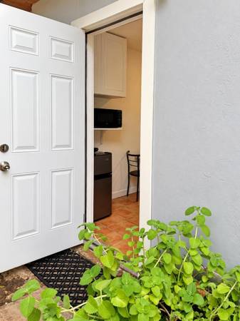 Efficiency for rent/ se renta efficiency 1