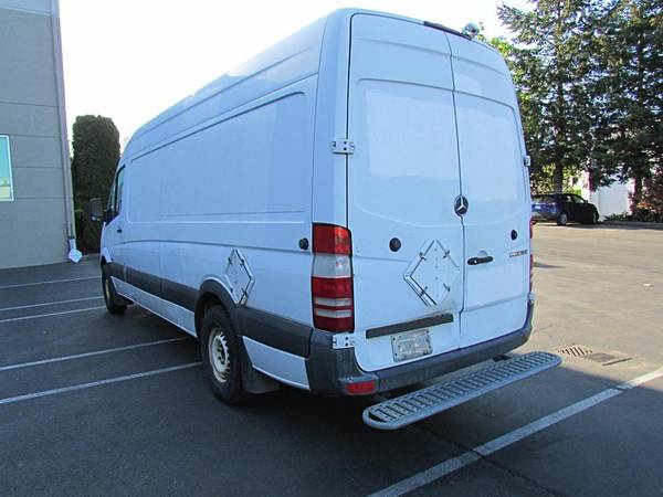 2011 MERCEDES-BENZ SPRINTER 2500 Furgón MOTOR NUEVO, Estantes de Utilidad, Trasero - $8995.0063623498923137124