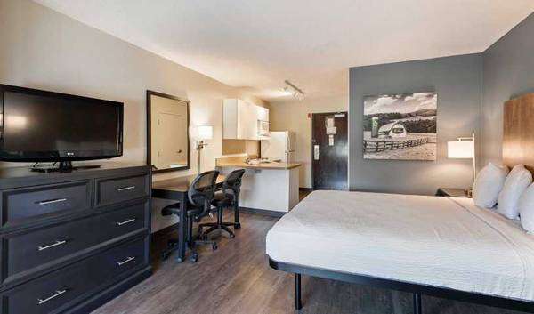 $1,860 / 1br - Fully Furnished Studio! (Charlotte)63925335590787123
