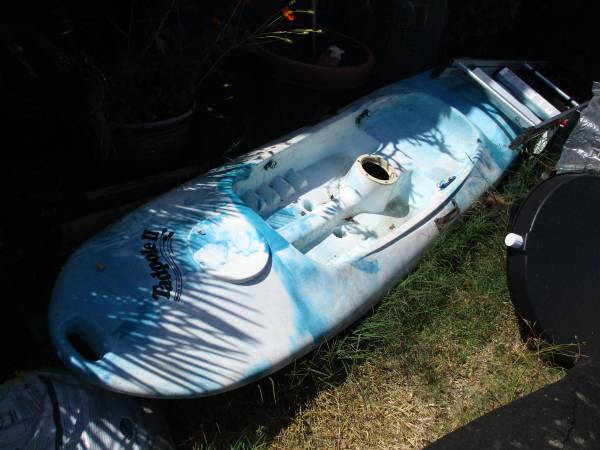 Tadpole Kayak with paddle 1