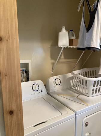 $1300.00 / 2br - 900ft2 - Rustic. Healthy, Charming Warm upper flat with a living environment li64029205403138120