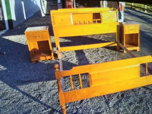 SET - BEDROOM -MAPLE DOUBLE SIZE BED FRAME + 2 NIGHT STANDS 1