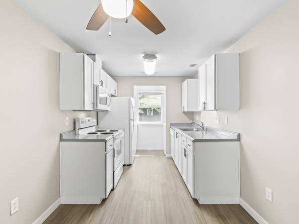 $1,545 / 2br - 850ft2 - $500 OFF When You Look & Lease ✨ 2x1 w/ Washer & Dryer In-Unit! (4602 NE 72nd Ave, Vancouver, WA 98661)63777227559043123