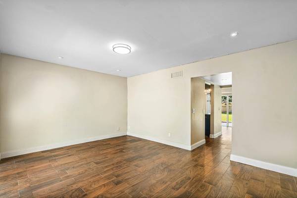 $2,200 / 2br - Completely Remodeled 2-Story 2BR 1.5BA Townhome ~ Enclosed Courtyard (West Palm Beach - 33417*)63983673439362124