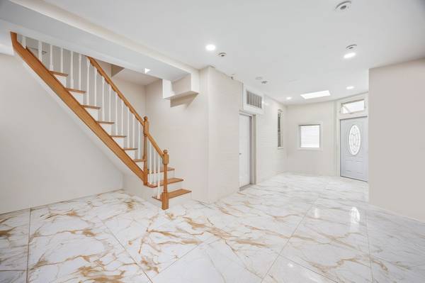 $1,549,000 / 4br - 2488ft2 - Rara vivienda unifamiliar con garaje y potencial de reurbanización en Williamsburg (Williamsburg)63862609831809123