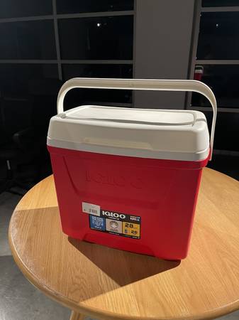 Red Igloo Cooler 28qt 1