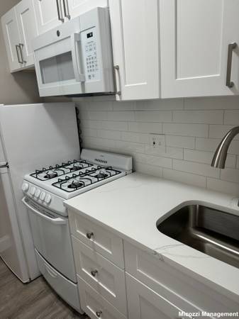 $2,295 / 1br - *SIN COMISIÓN* Unidad completamente renovada en el primer piso con porche, cerca del T *AHORA * (Brighton)63699333501185123