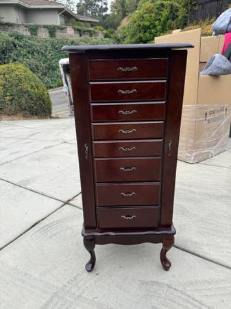 Armario joyero Powell con cajones de madera cerezo de 40" de altura - $200 (Pasadena)63471469965569124