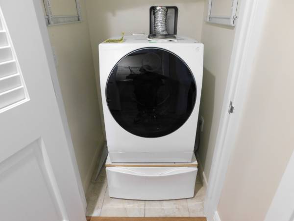 LG SIGNATURE  Wi-Fi Enabled   COMPACT,    24" wide Washer/Dryer Combo 1