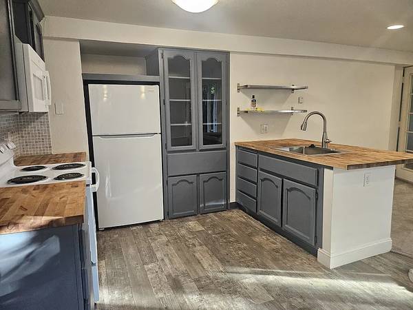 $1,400 / 2br - 995ft2 - Una Sala de Estar Llena de Luz (Irvine)64027920593665120