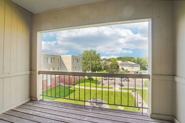 $1,655 / 2br - 940ft2 - Walk to Bus Line, Two Elevators, Air conditioning (4141 Parklawn Ave, Edina, MN)63868701379971122