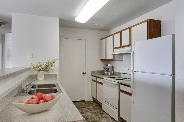 $1,800 / 2br - 978ft2 - Built in Book Shelves, Clubhouse, Laundry Facilities (4542 Bromley Ln, Brighton, CO)63920603633666124