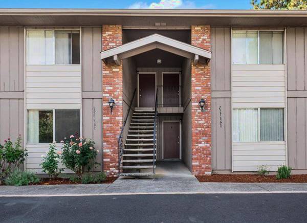 $1,450 / 2br - Quiet 2B Apartment with Swimming Pool, Patio/Balcony + In Keizer (Keizer)63660395024897121