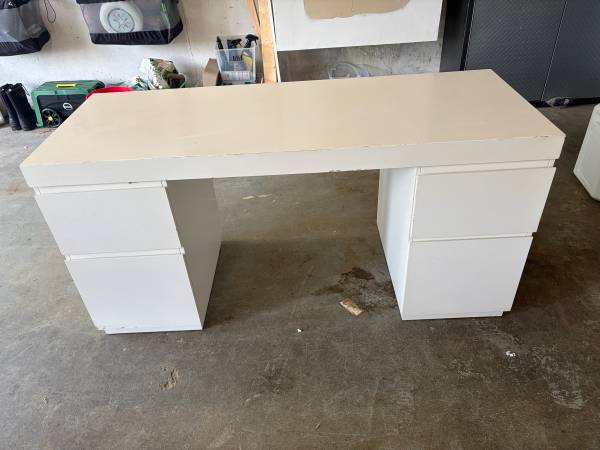 Free desk 1