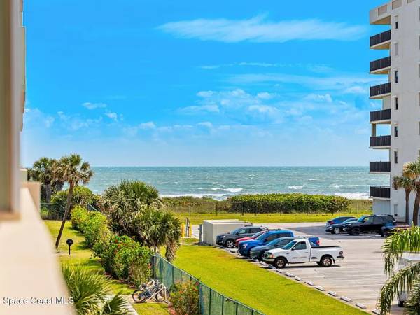 $60 / 1br - 672ft2 - Enjoy stunning ocean views from the oversized balcony of this third-floor unit, (Cocoa Beach)63846409228803120