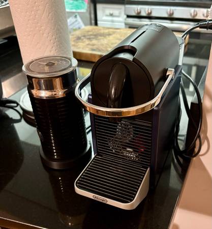 Nespresso Pixie De'Longhi with Aeroccino Frother 1
