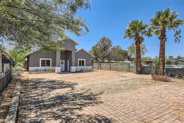 $1,050 / 3br - 1279ft2 - **Charming 3-Bed, 1-Bath Home**64024823683458120