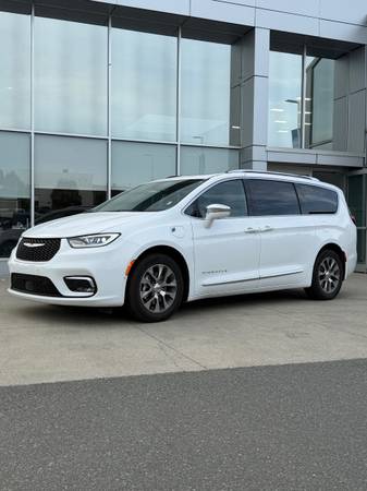 2024 Chrysler Pacifica Hybrid Pinnacle 1