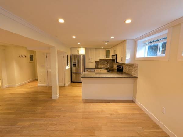 Cozy One-Bedroom Basement Suite near White Rock Pier 1