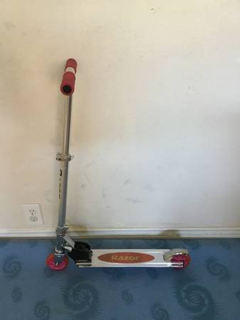 Like New Razor children's Scooter 1