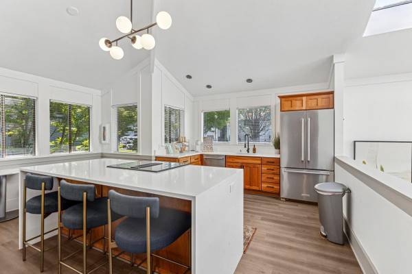 $1,995 / 2br - 975ft2 - FREE Rent until November 1st! Call today to schedule a tour! (Renton)63929303129347123