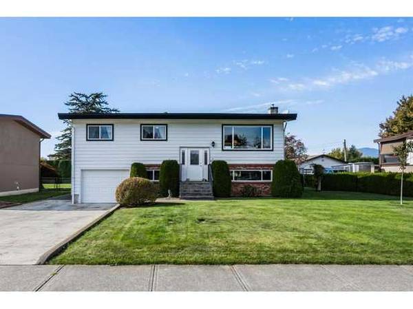 Original owners since 1974, features a split-entry design with 4BEDS 1