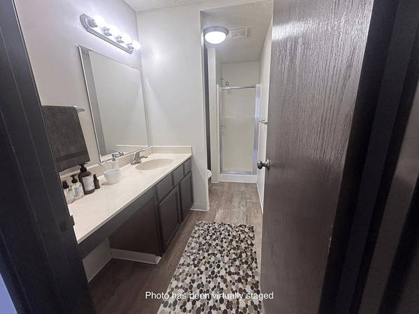 $1,419 / 2br - 990ft2 - ✂✂✂ Cut Down on Those Move-In Costs with $2,000 Off!! ✂✂✂63868702001795123