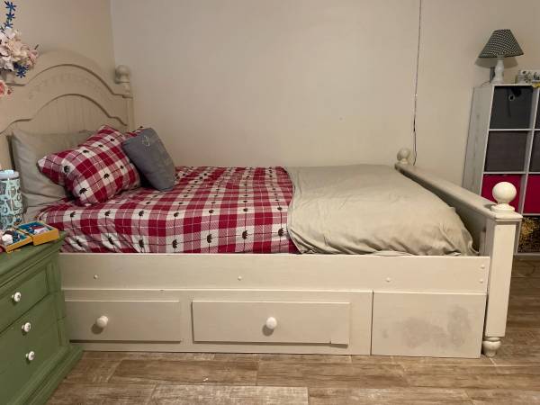 Queen size bed frame 1