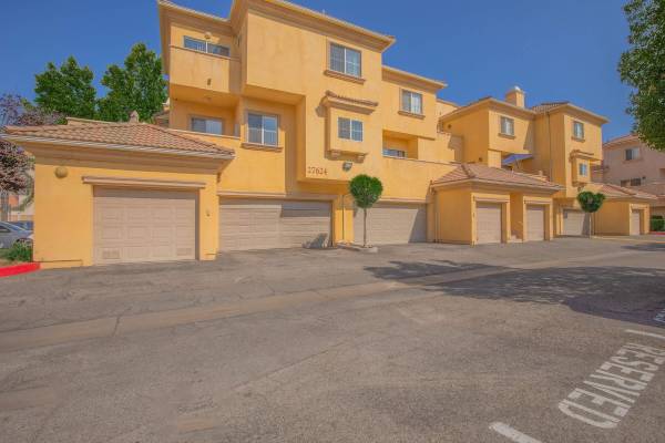 $2,789 / 2br - 1154ft2 - 🎃Sin trucos, solo golosinas; ¡Hogar espantoso en alquiler!🏡2 habitaciones|2.5 BT (17621 W. Pauline Ct., Canyon Country, CA)63818700842371121
