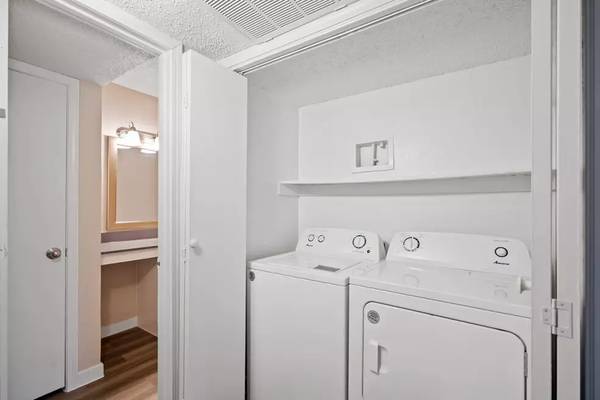 $1,025 / 2br - 800ft2 - Wow! This 2 Bedroom is simply stunning! Visit today! 800 Sq Ft! (Fort Worth)63796304836739124